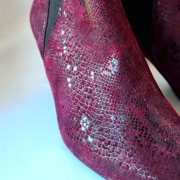 DKNY New Alani Booties Garnet Red Leather Slip On Snake Print Heel Size 7.5 - Picture 4 of 16